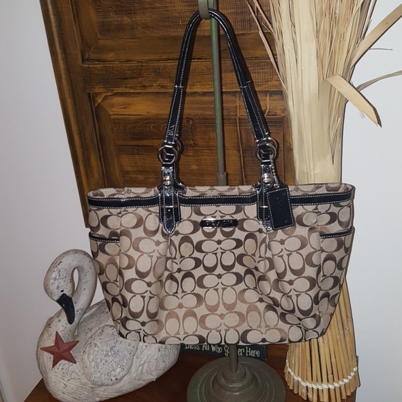 Coach Handbags - 🛍💖Absolutely beautiful Coach bag😊🌹